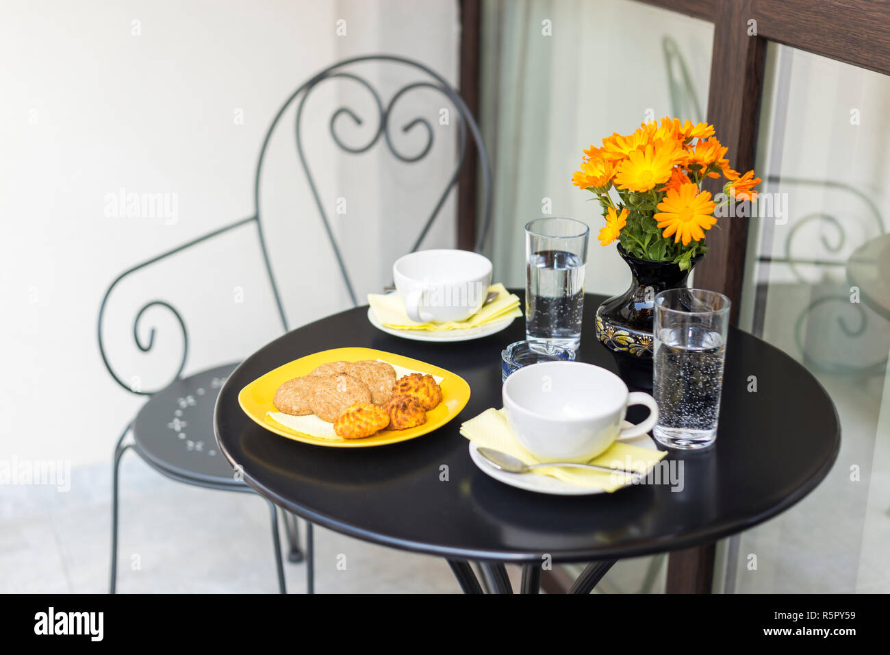 Bellissimo set colazione su un balcone. Acqua, caffè e biscotti Foto stock  - Alamy