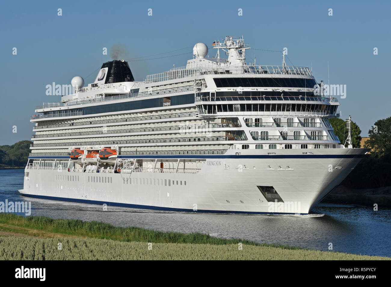 Viking Sun passando il canale di Kiel Foto Stock