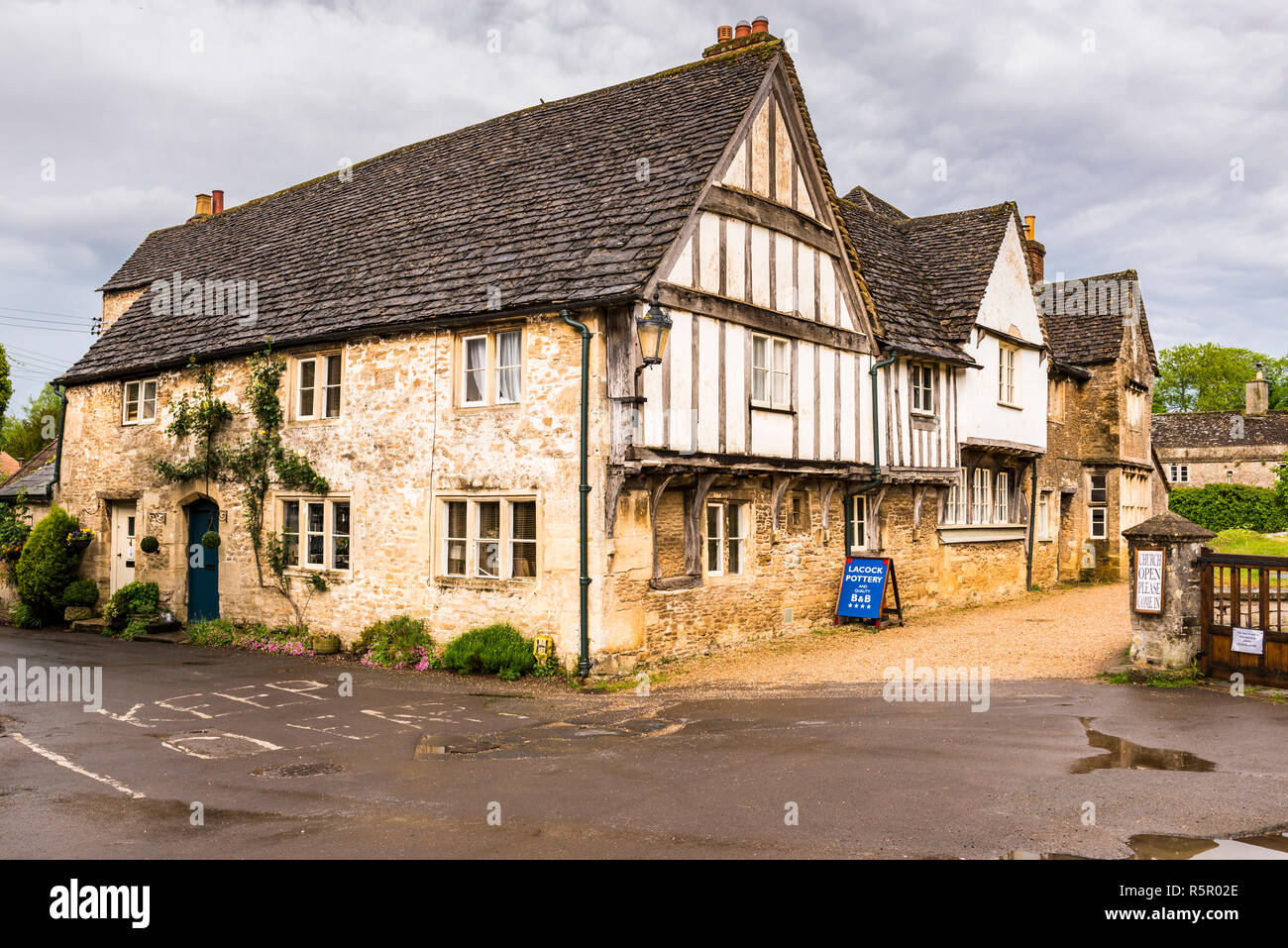 Lacock ceramica in Lacock Village, Wiltshire. Foto Stock