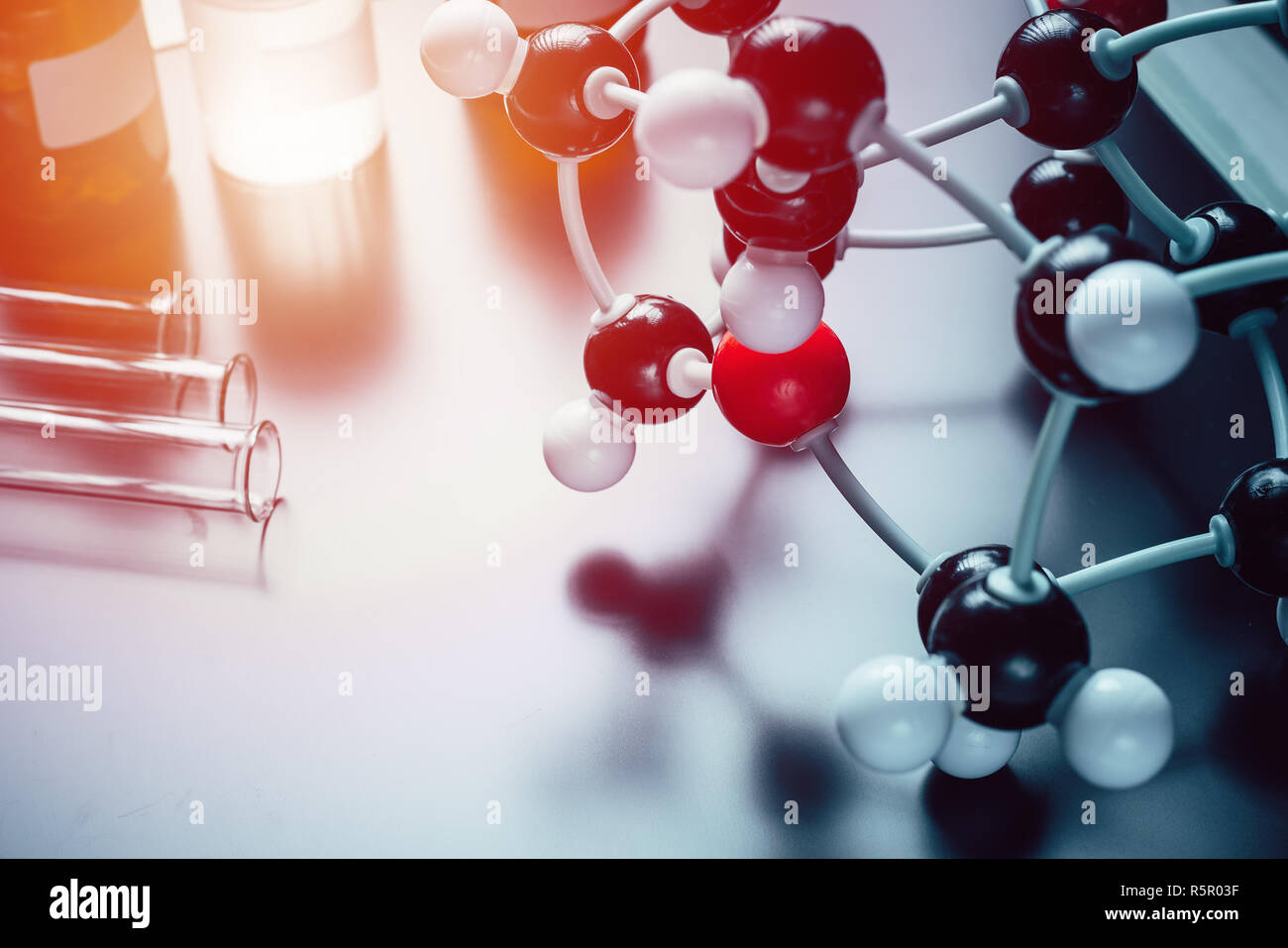 Formula molecolare e attrezzature di laboratorio su sfondo blu con una copia dello spazio. La scienza chimica organica concept Foto Stock Formula molecolare e attrezzature di laboratorio su sfondo blu con una copia dello spazio. La scienza chimica organica concept Foto Stock