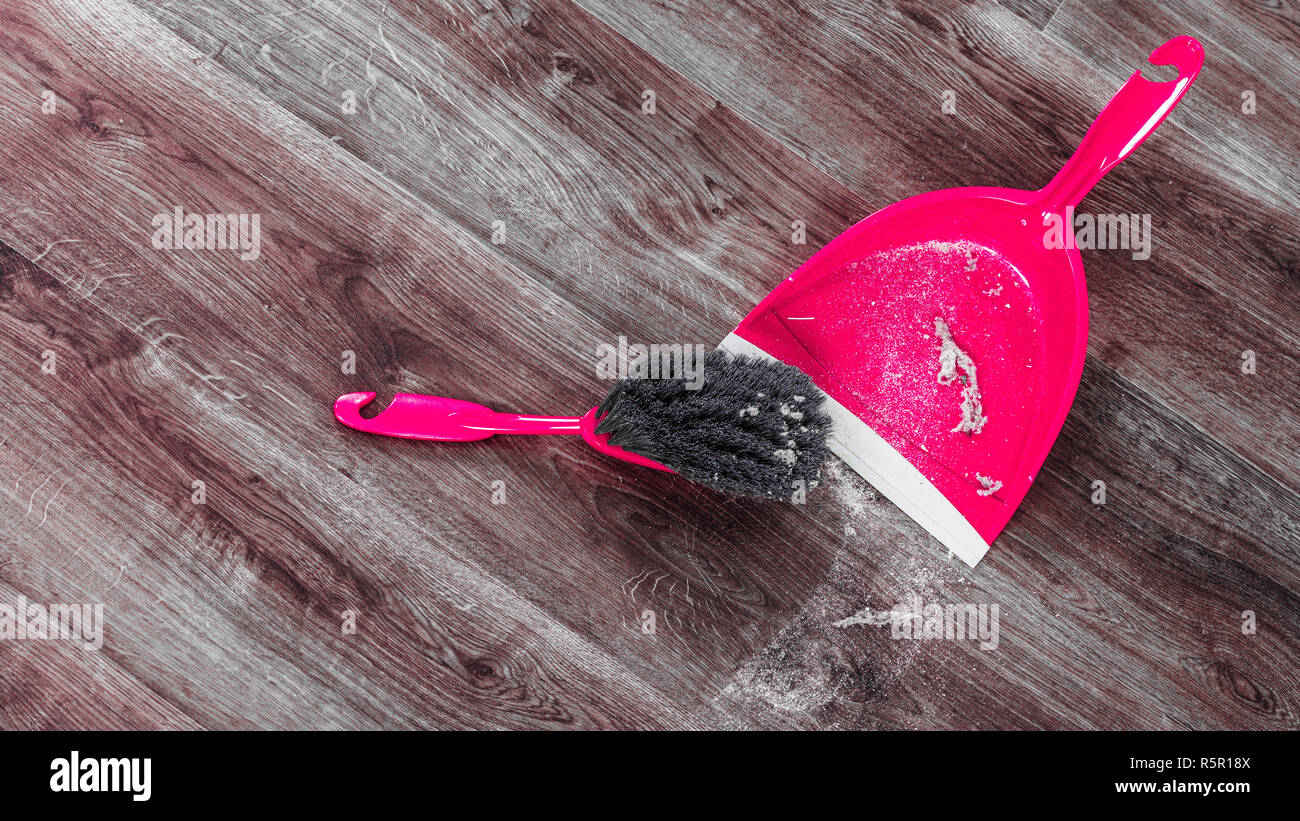 La pulizia e il concetto di casa. Scopa piccola frusta la scopa e paletta  per la casa di lavoro con l'immondizia sul piano interno Foto stock - Alamy