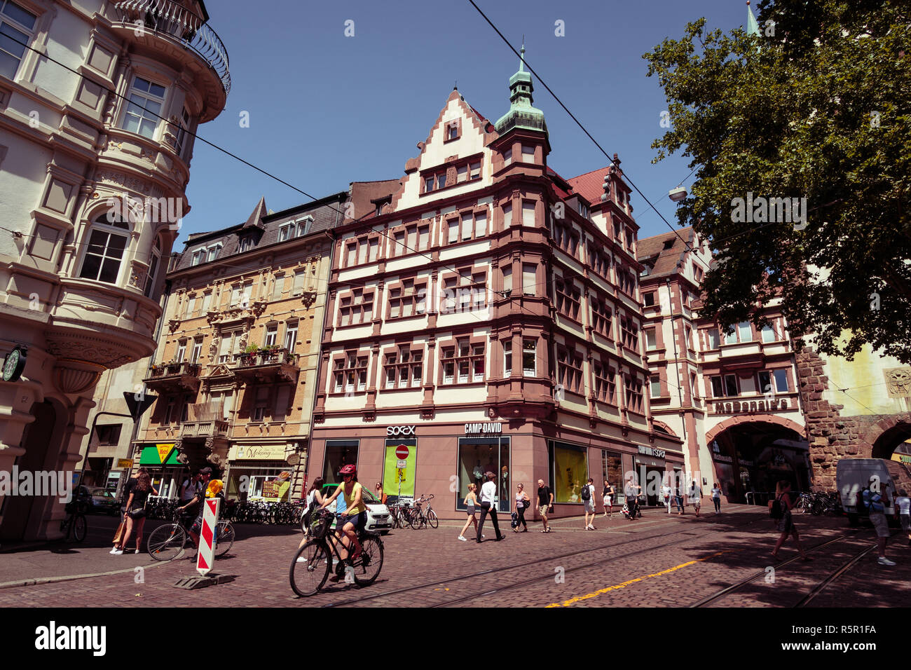 Freiburg im Breisgau, Baden-Württemberg, Germania - 30 luglio 2018 : intersezione nei pressi del Martin's Gate (Martinstor) con i ciclisti e persone che passeggiano. Foto Stock