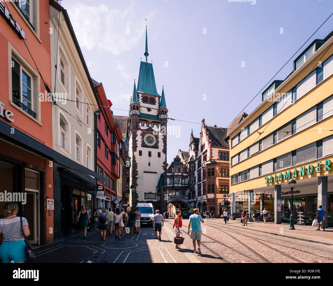Freiburg im Breisgau, Baden-Württemberg, Germania - 30 luglio 2018 : persone che passeggiano in shoppingstreet verso Martin's Gate (Martinstor) in estate Foto Stock