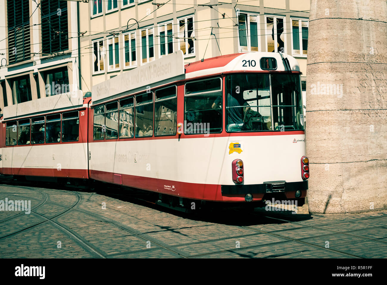 Freiburg im Breisgau, Baden-Württemberg, Germania - 30 luglio 2018 : il bianco e il rosso il tram numero 1 per le strade di Friburgo Foto Stock