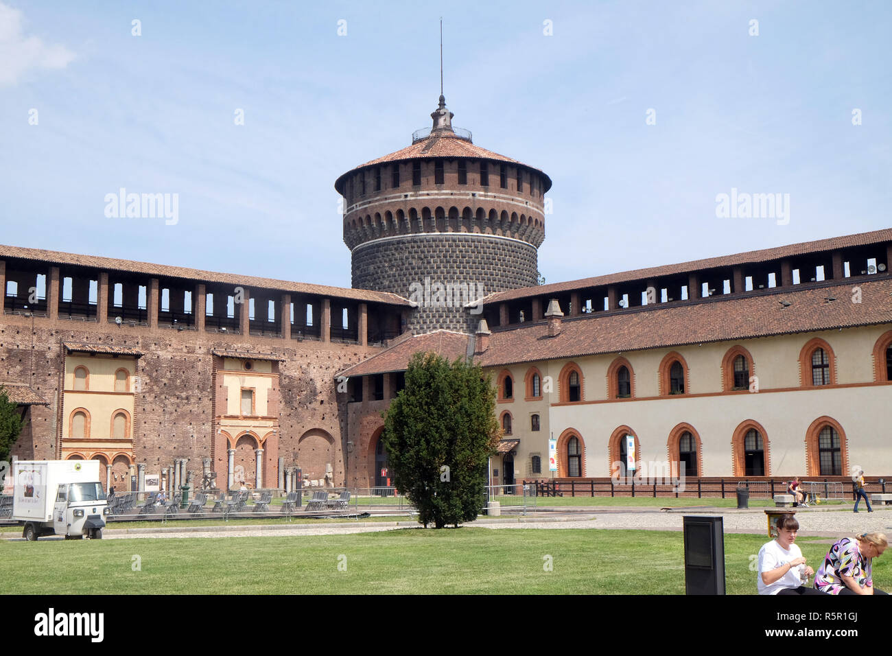 Castello Sforzesco di Milano, Italia, costruita nel XV secolo da Francesco Sforza, duca di Milano, sui resti di una trecentesca fortificazione Foto Stock