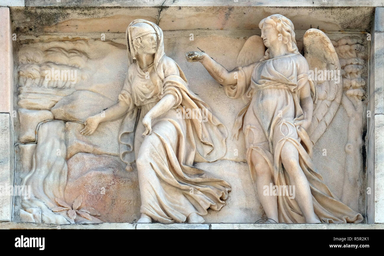 Rilievo marmoreo sulla facciata del Duomo di Milano e il Duomo di Santa Maria Nascente, Milano, Lombardia, Italia Foto Stock