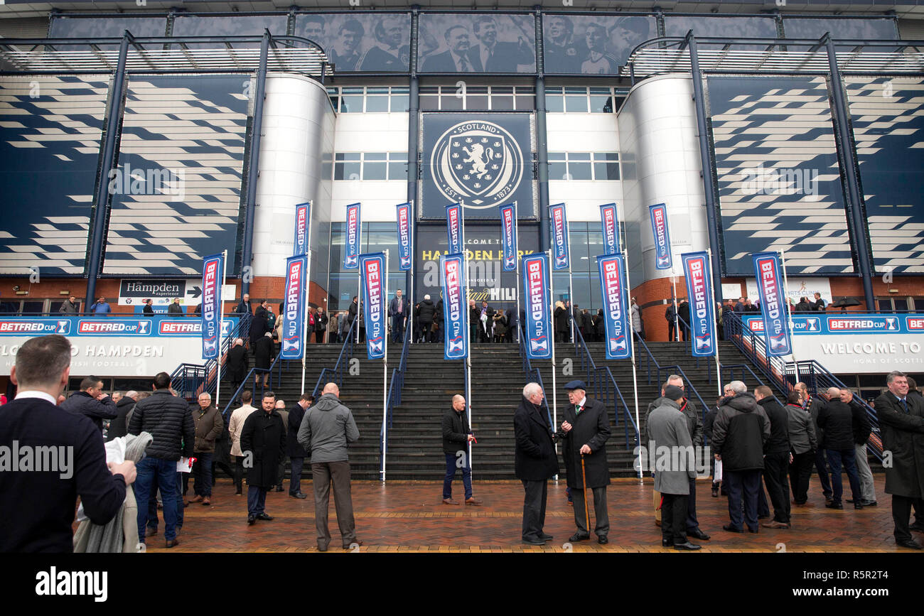 I fan di arrivare allo stadio prima della Betfred Cup finale corrisponde all'Hampden Park, Glasgow. Foto Stock