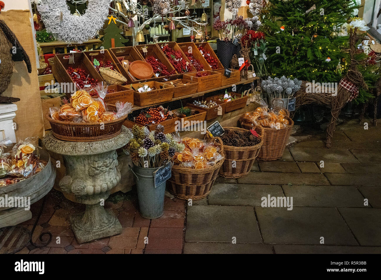 Il mercato coperto in stallo a Natale nel centro storico di Oxford, Inghilterra Foto Stock