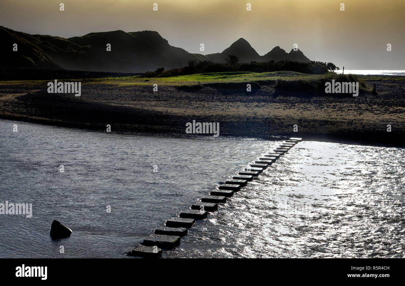 Pietre miliari a Three Cliffs Bay Foto Stock