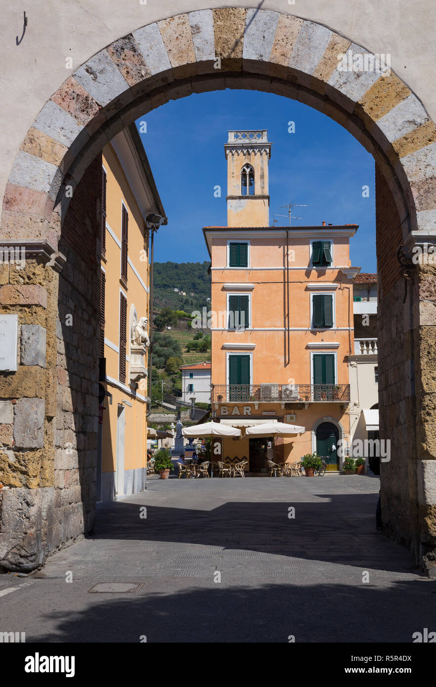 Arco che porta a Pietrasanta, Toscana, Italia Foto Stock