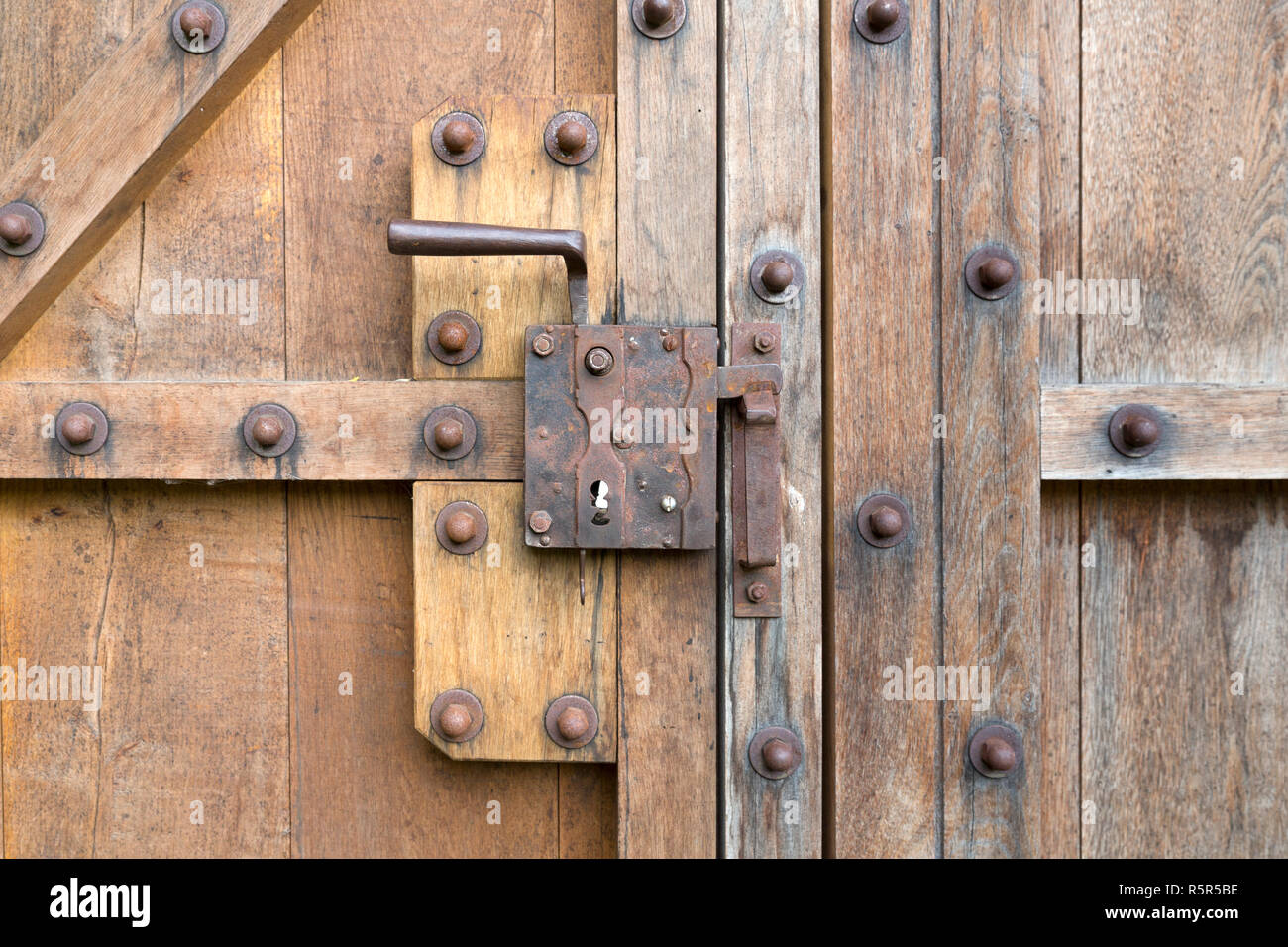 Vecchia serratura della porta in corrispondenza di una porta di legno Foto Stock