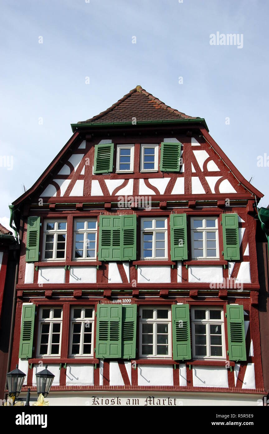 Casa in legno e muratura sulla piazza del mercato di bretten Foto Stock