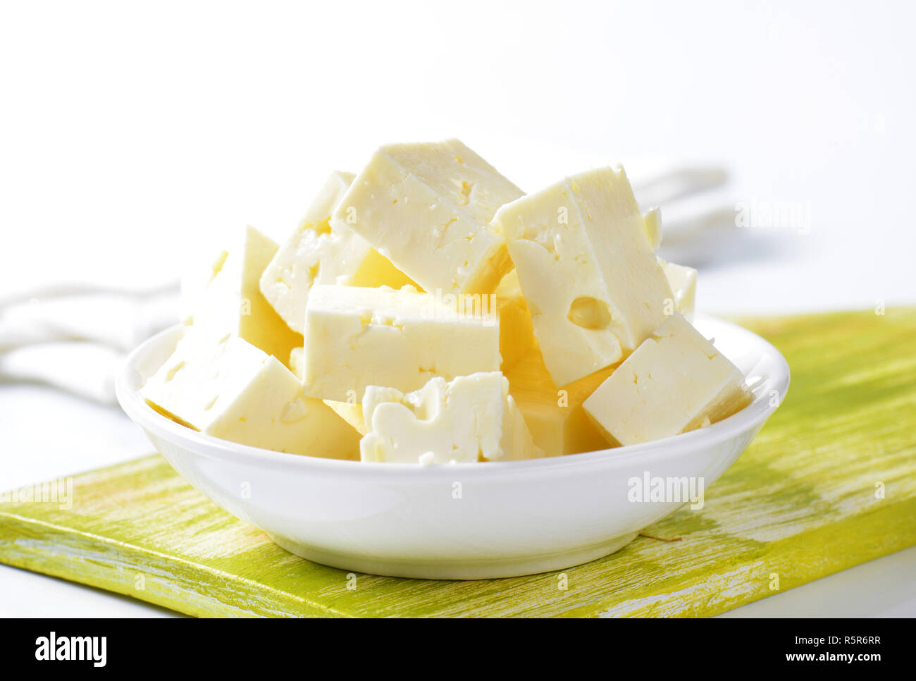 Tagliate a dadini il formaggio feta Foto Stock