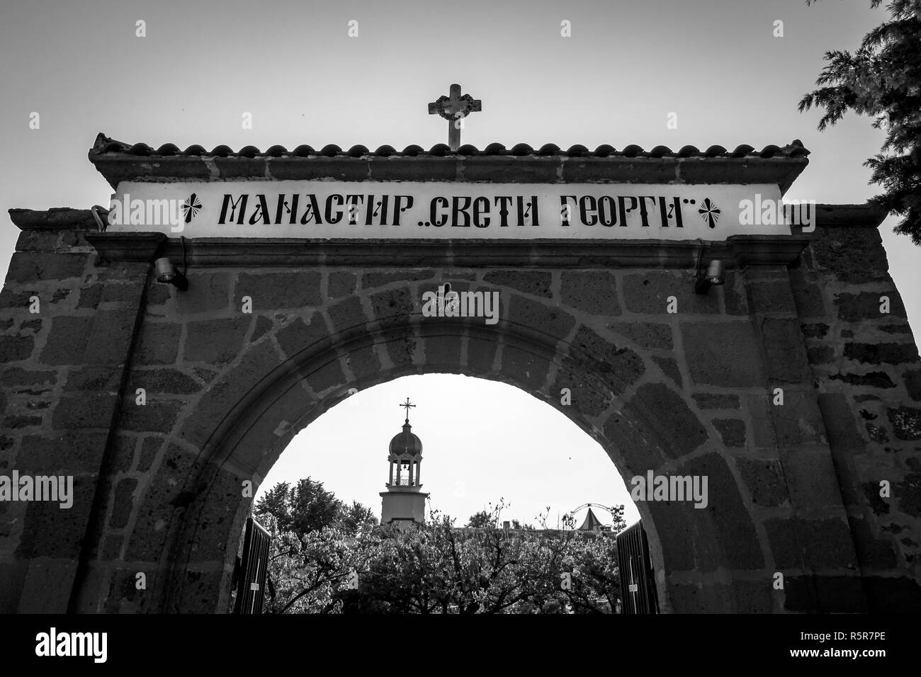Ingresso porta di pietra al Monastero di San Giorgio a Pomorie. La Bulgaria. In bianco e nero. Foto Stock