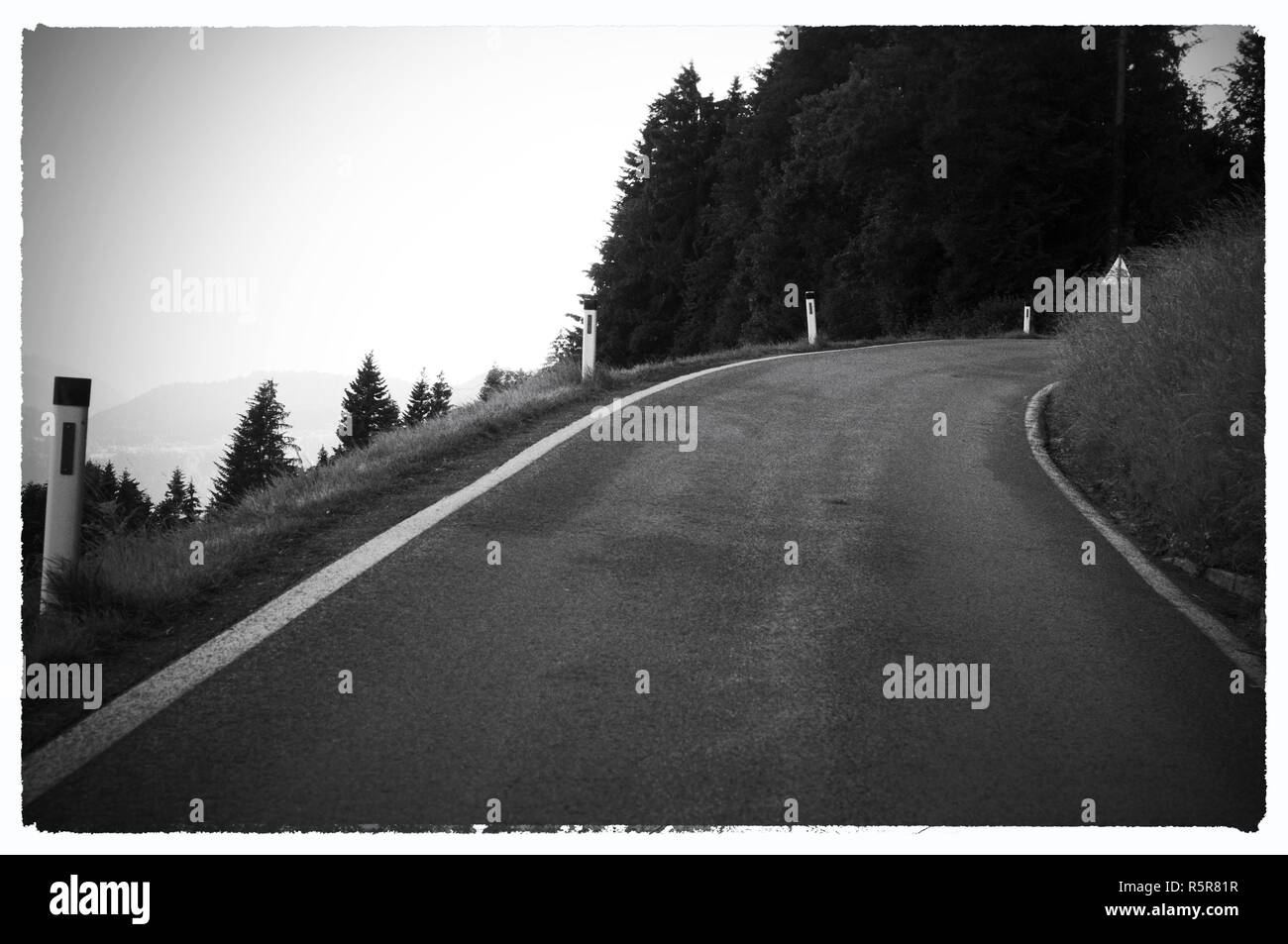 Le immagini in bianco e nero di autostrada in un curbe. Orizzonte bond con la strada asfaltata. Foto in bianco e nero. Germania Foto Stock