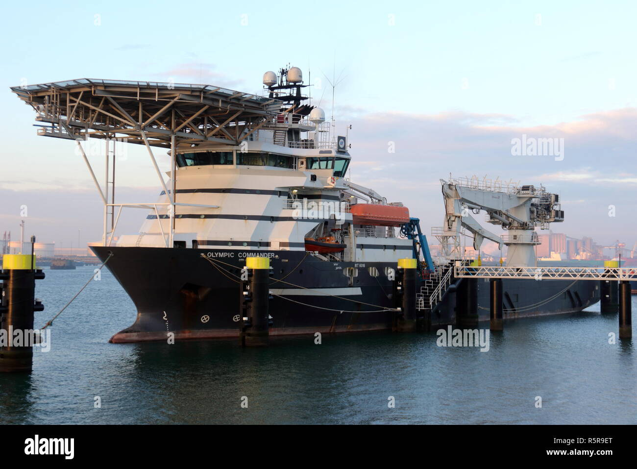 L'alimentazione offshore Nave Olympic Commander è il 23 novembre 2018 nel porto di Rotterdam. Foto Stock