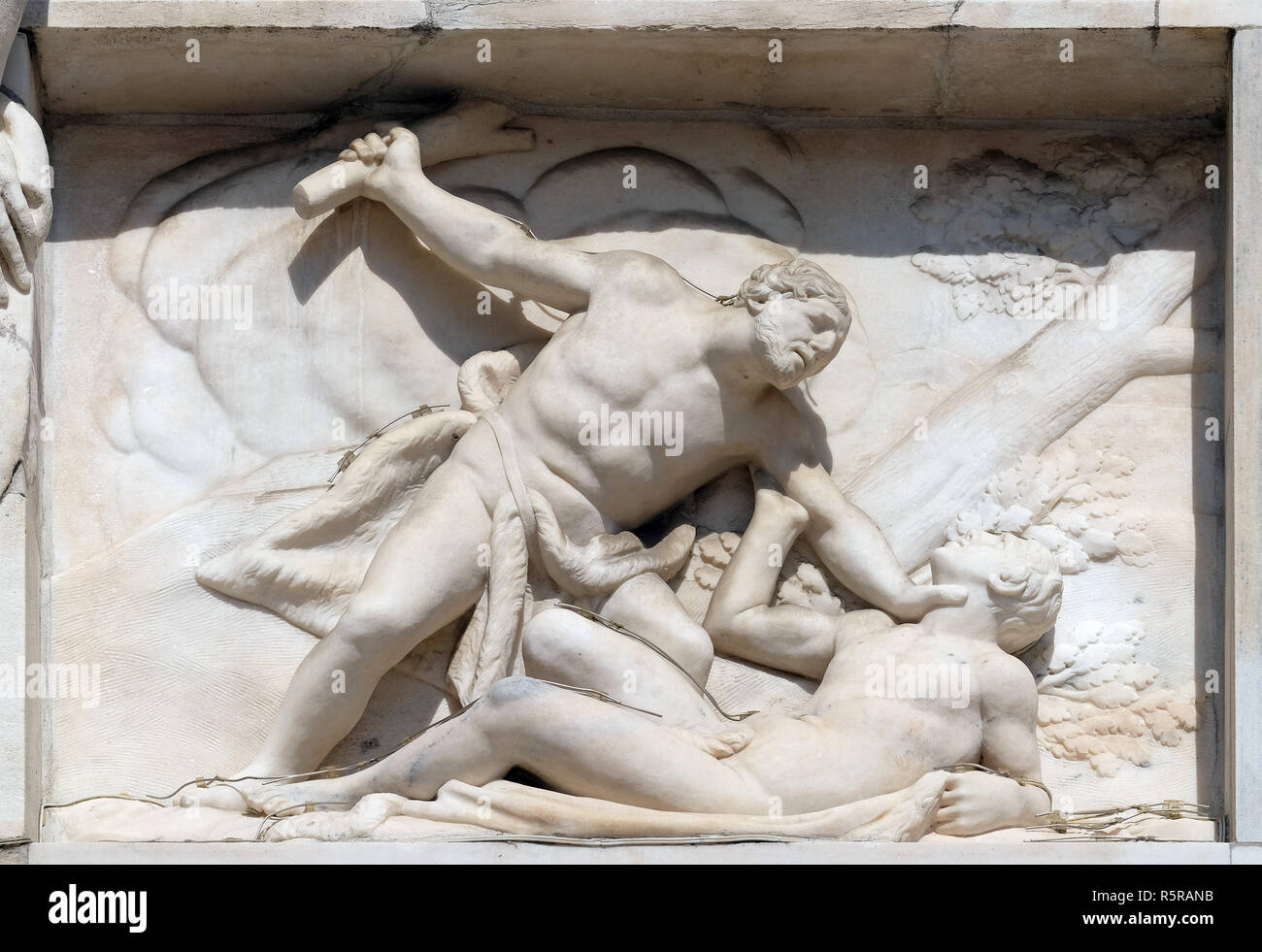 Caino uccidere Abele, rilievo marmoreo sulla facciata del Duomo di Milano e il Duomo di Santa Maria Nascente, Milano, Lombardia, Italia Foto Stock