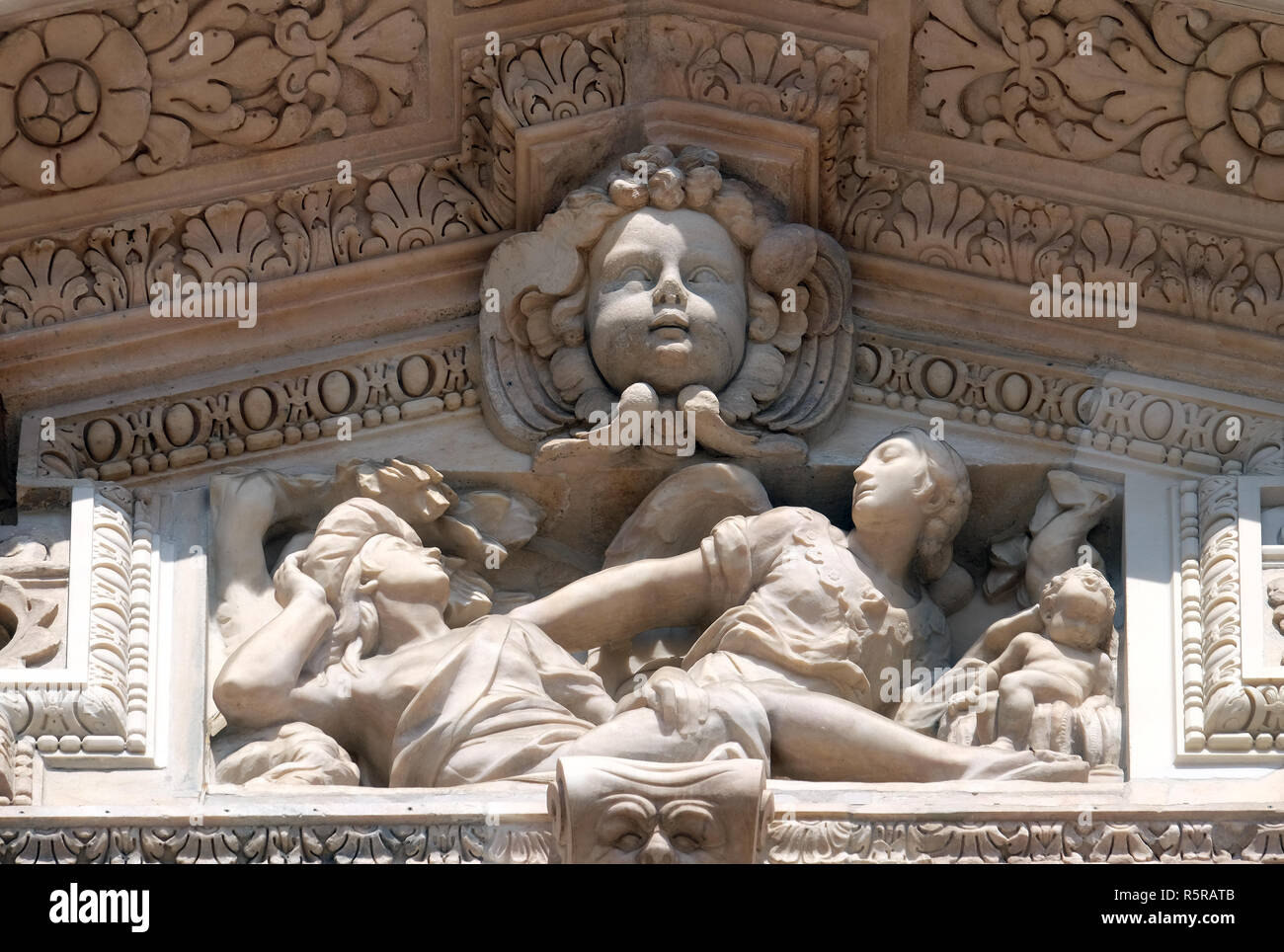 Rilievo marmoreo sulla facciata del Duomo di Milano e il Duomo di Santa Maria Nascente, Milano, Lombardia, Italia Foto Stock