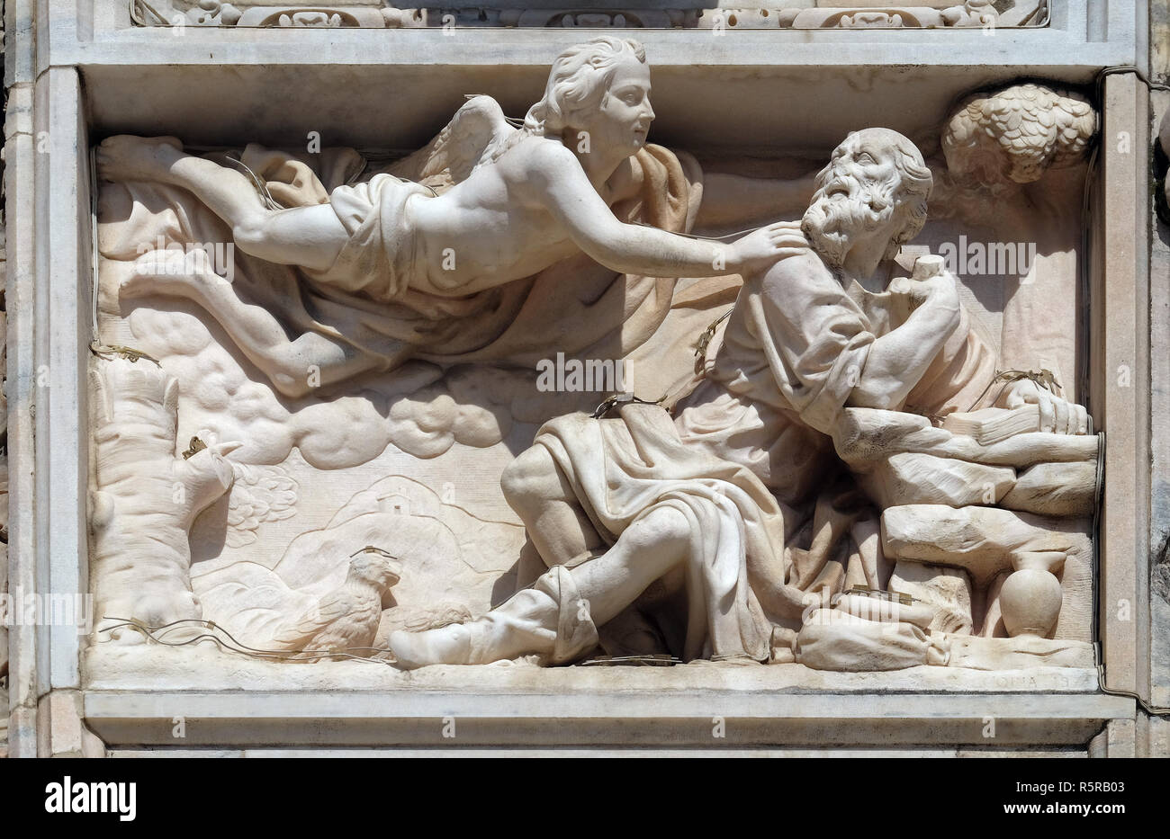 Elia nel deserto, rilievo marmoreo sulla facciata del Duomo di Milano e il Duomo di Santa Maria Nascente, Milano, Lombardia, Italia Foto Stock