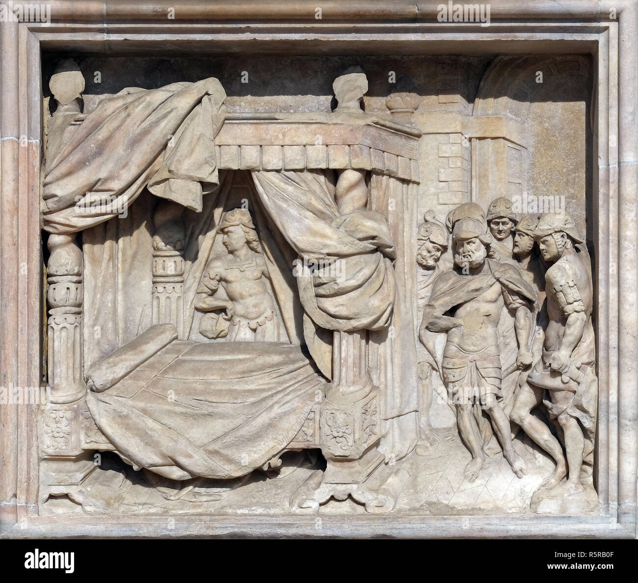 Messaggeri del Re Saul cerca di Davide in ordine di uccidere lui, rilievo marmoreo sulla facciata del Duomo di Milano Foto Stock