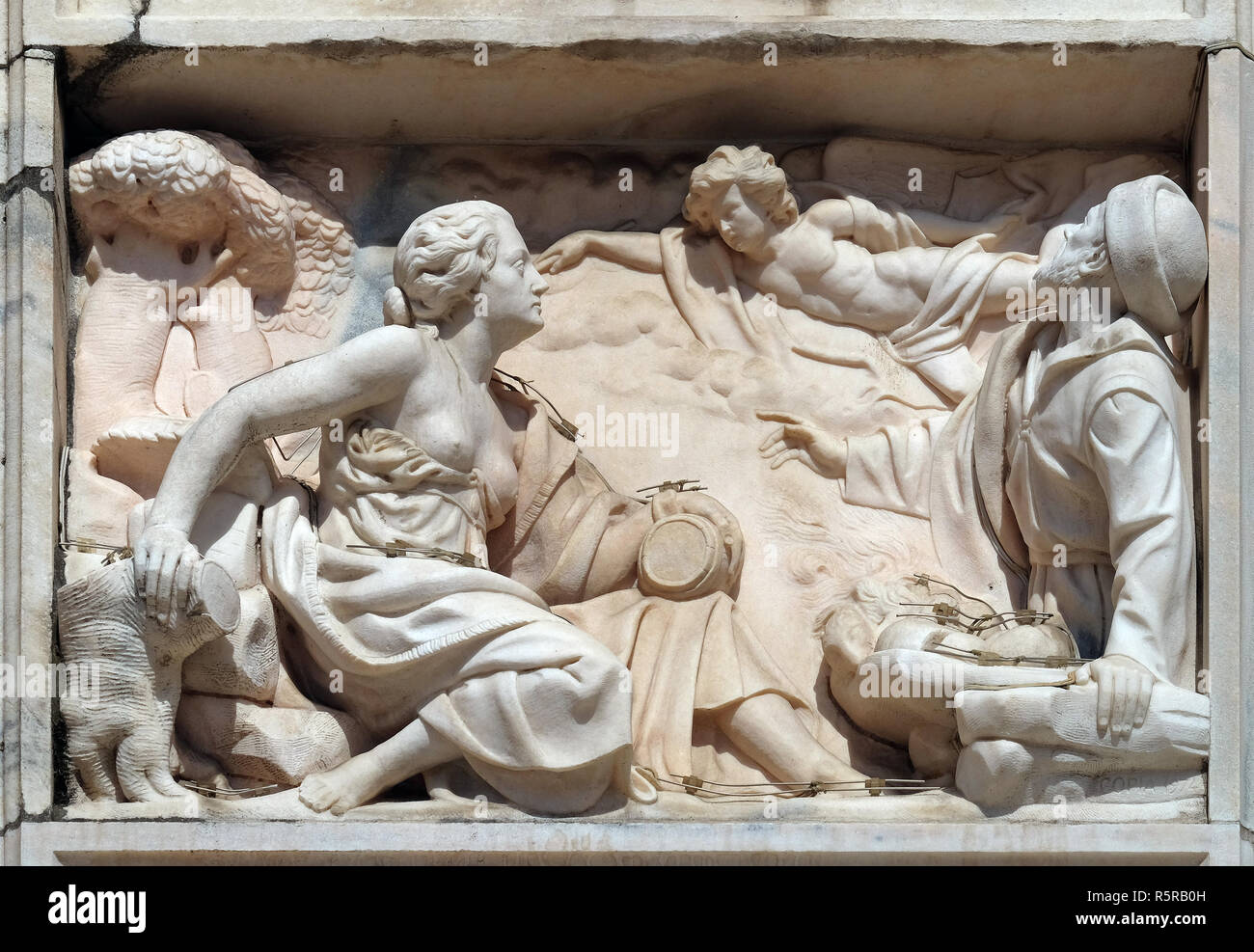 Rilievo marmoreo sulla facciata del Duomo di Milano e il Duomo di Santa Maria Nascente, Milano, Lombardia, Italia Foto Stock