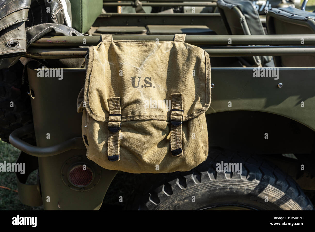 U.S borsa militare appendere su un veicolo verde Foto Stock