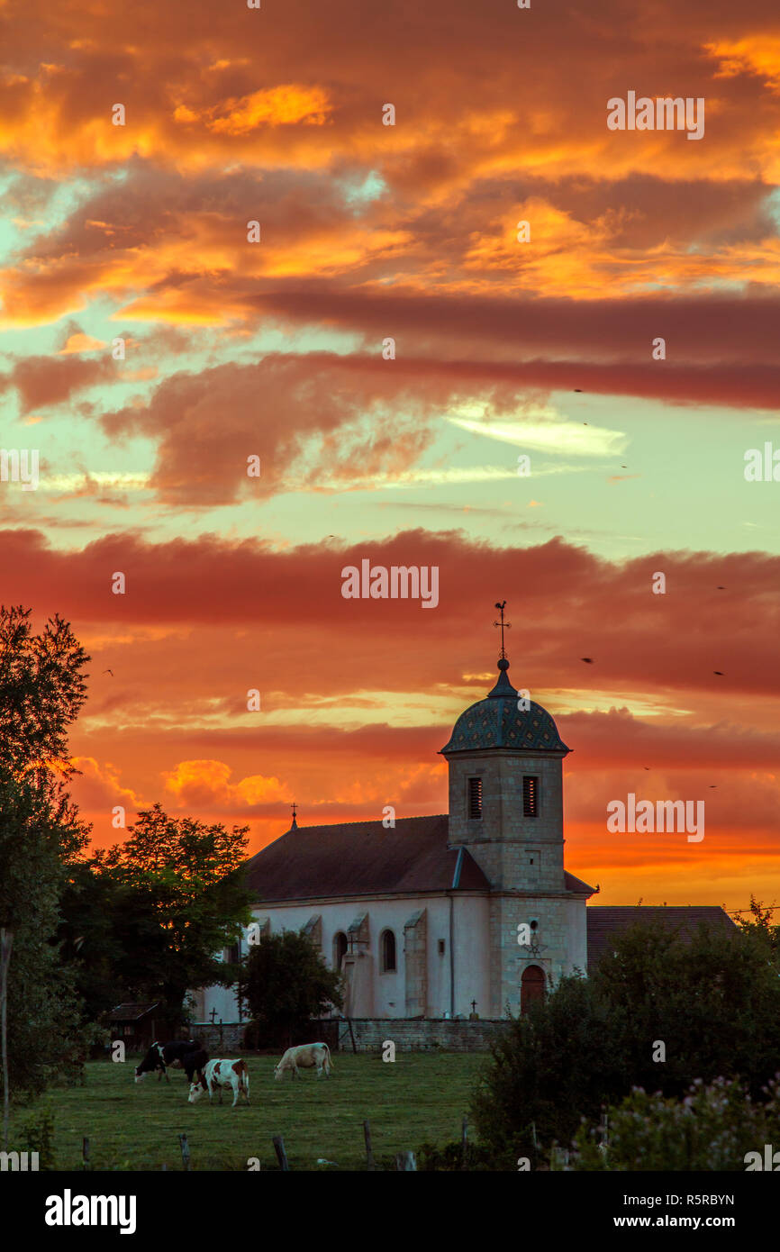 Incredibile cielo durante il tramonto in un villaggio francese, Franche-ComtÃ©, Francia Foto Stock