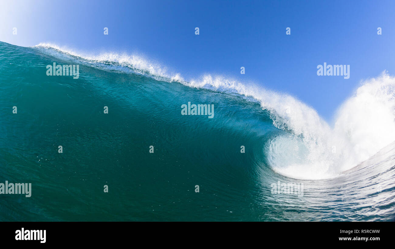 Blu oceano onda cava crash closeup acqua foto di nature power. Foto Stock