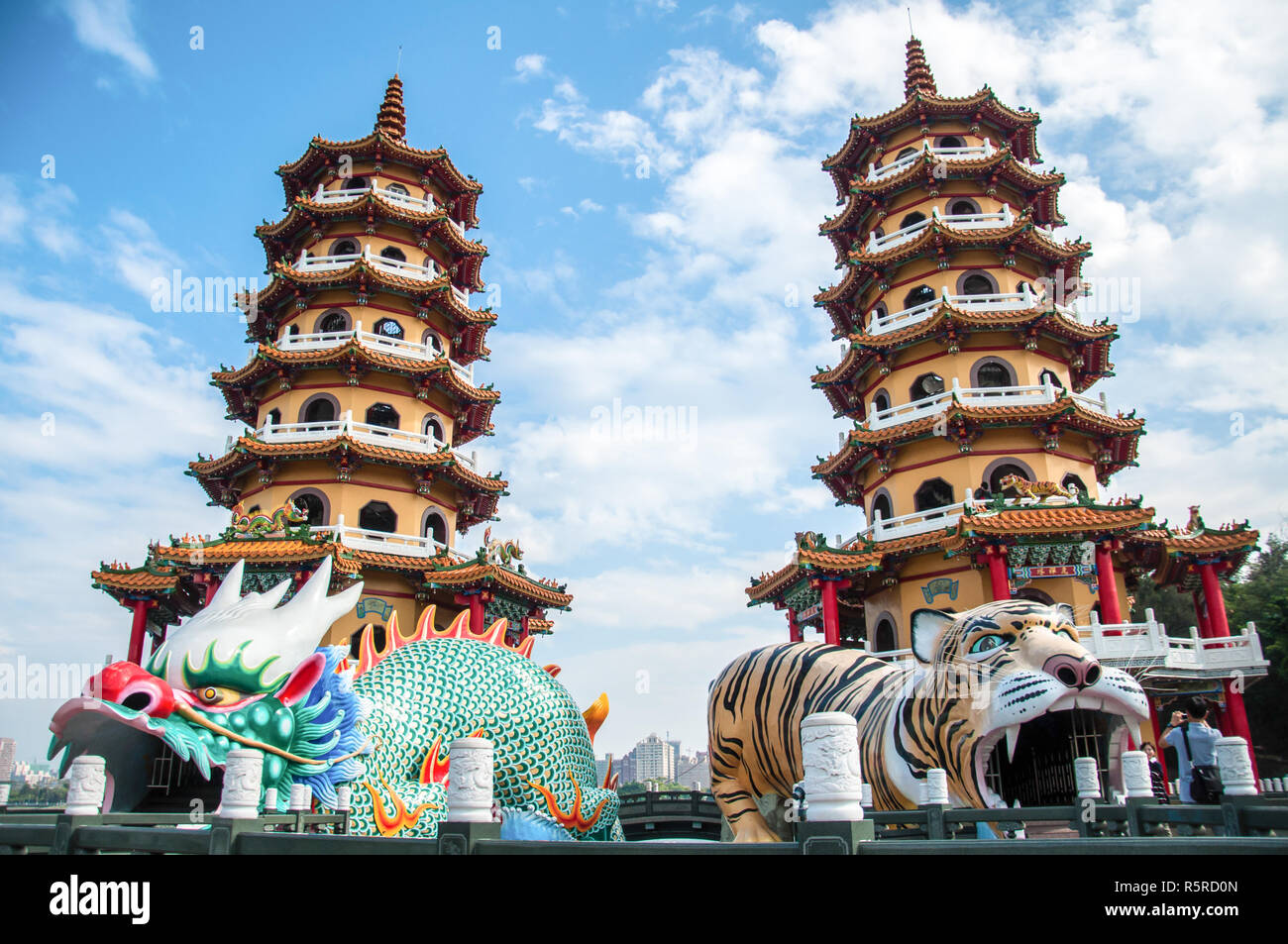 Kaohsiung, Taiwan - 2 Gen, 2013 - Dragon e Tiger pagode presso Lotus Pond Foto Stock