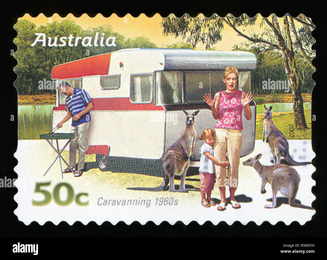 AUSTRALIA - circa 2007: un timbro stampato in australia mostra famiglia godendo di un caravan, caravanning oggi, circa 2007 Foto Stock