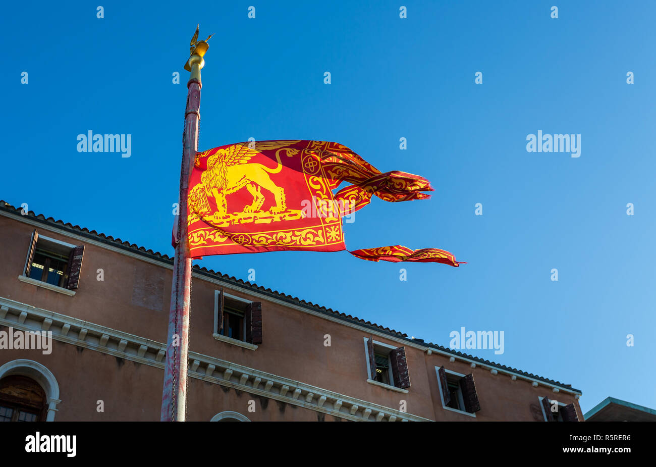 Bandiera veneziana battenti bandiera su palo Foto Stock