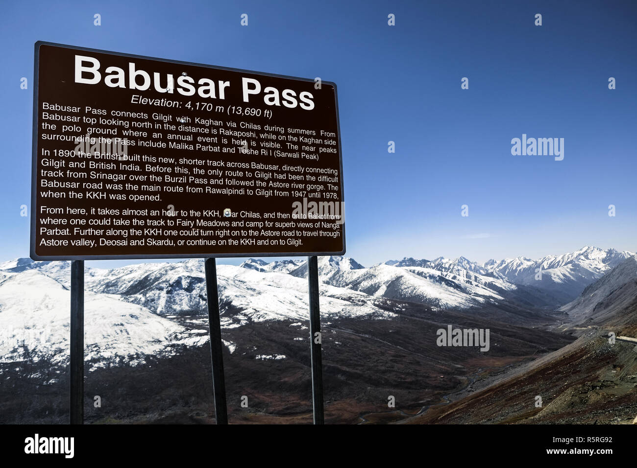 Un cartello che raccontano le informazioni di Barbusar Pass. Khyber Pakhtunkhwa, Gilgit Baltistan, Pakistan. Foto Stock