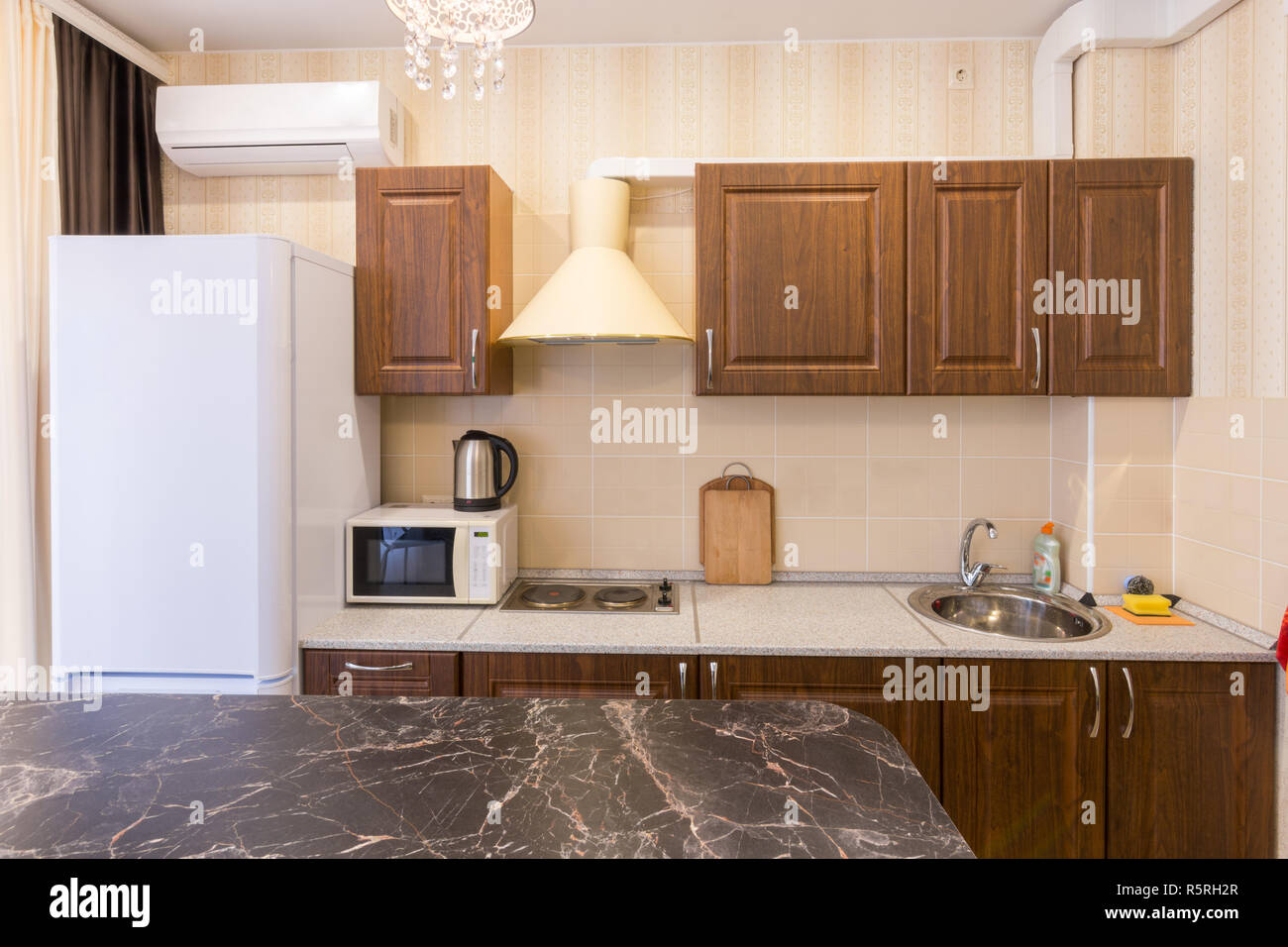 L'interno di una moderna cucina di bilancio in una nuova costruzione appartamento Foto Stock