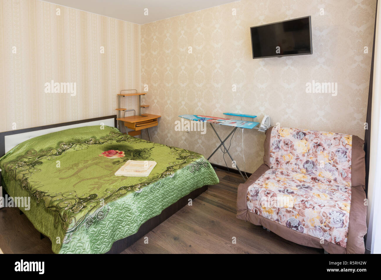 Interno di una camera da letto con un divano in un bilocale Foto Stock
