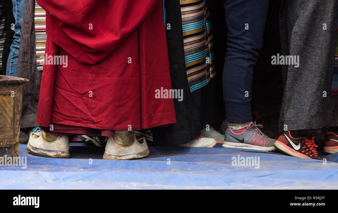 I partecipanti allineando per ricevere la benedizione e la sacra pillole durante l'Empowerment o Wong cerimonia al Mani Rimdu festival, Tengboche, Nepal Foto Stock