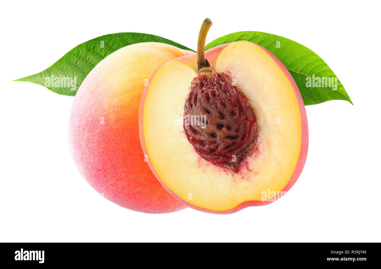 Isolate le pesche. Uno e una mezza pesca i frutti con foglie isolato su sfondo bianco con tracciato di ritaglio Foto Stock
