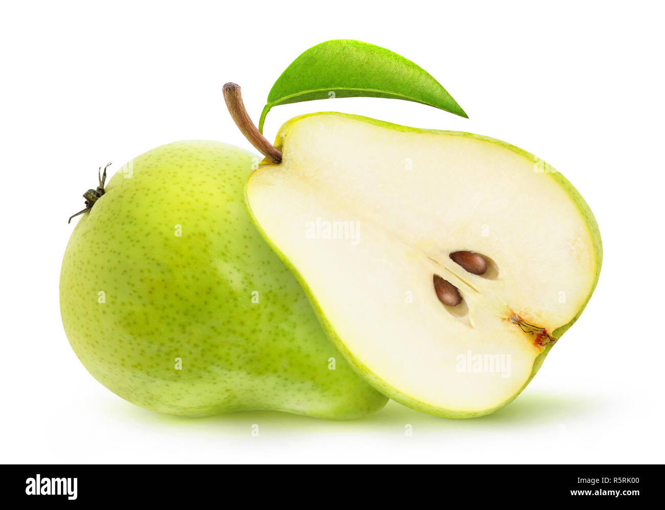 Isolato di pere. Unire le due metà della pera verde frutti isolati su sfondo bianco con tracciato di ritaglio Foto Stock