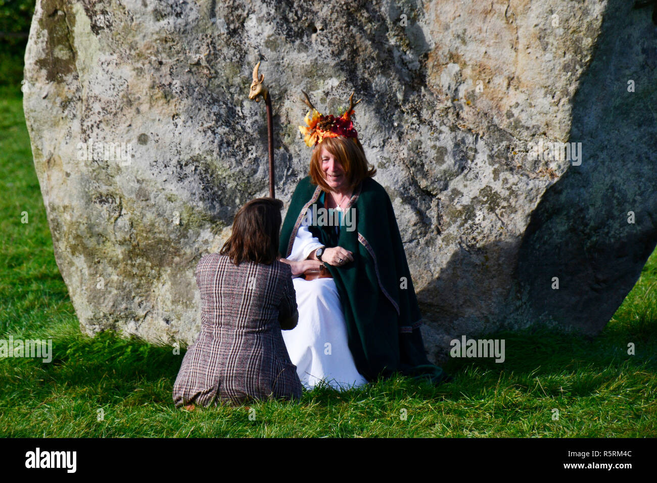 Druid sta facendo una benedizione ad Avebury Hege, Wiltshire, Regno Unito. Transgender. Foto Stock