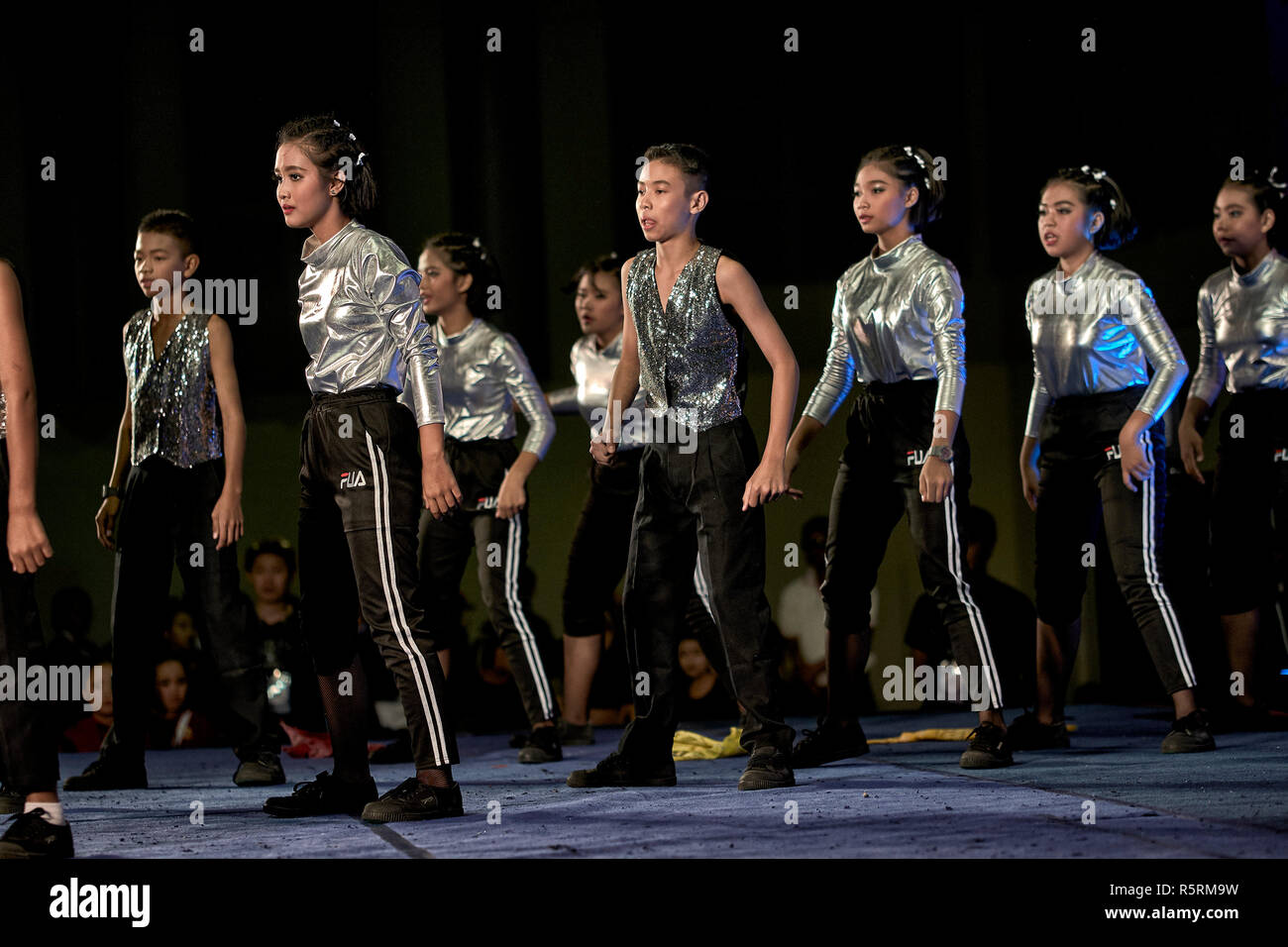 I bambini danza sul palco al Teen concorso di danza Pattaya Thailandia 2019 Foto Stock