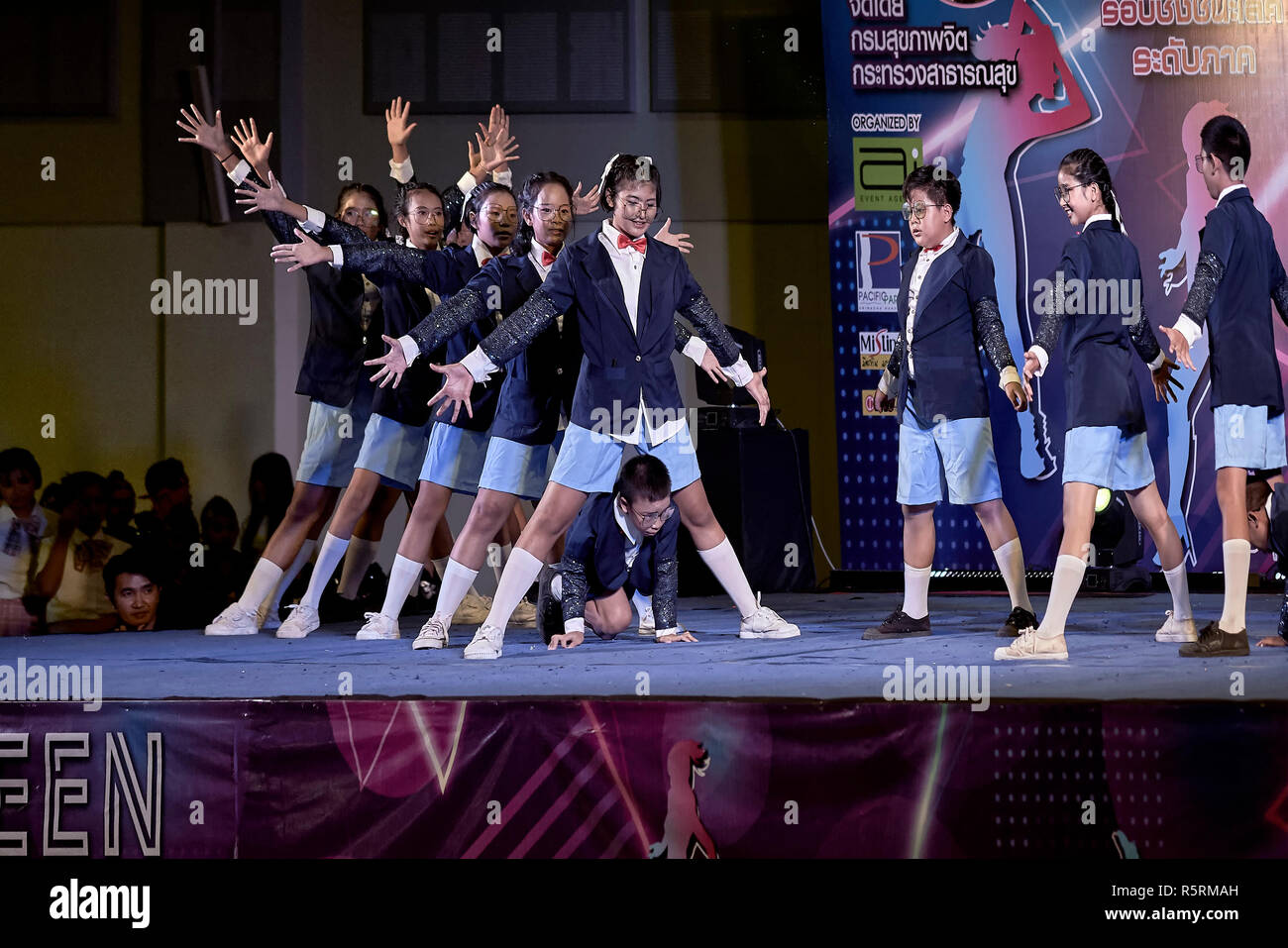 I bambini danza sul palco al Teen concorso di danza Pattaya Thailandia 2019 Foto Stock