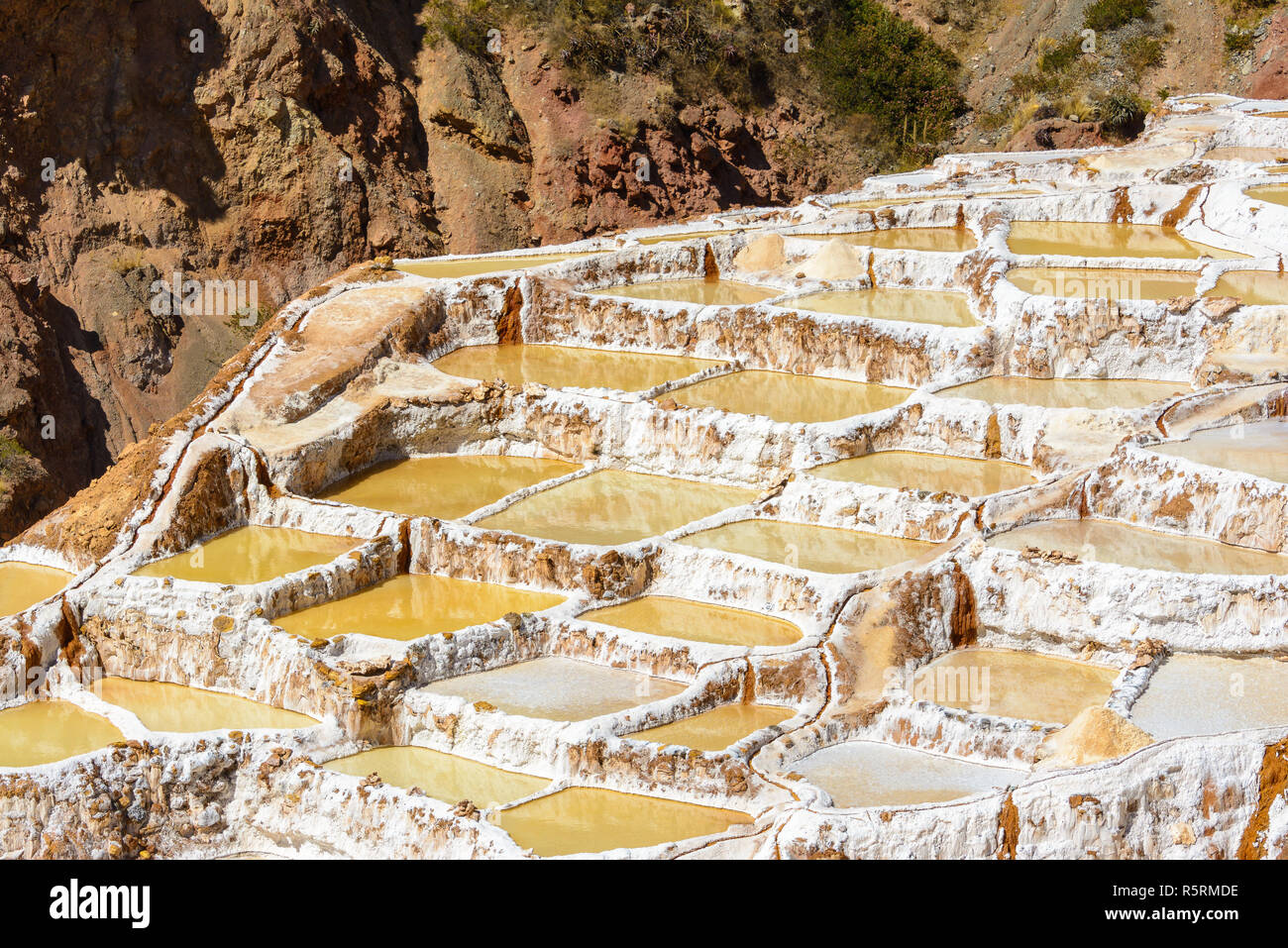 Terrazze sale noto come 'Salineras de Maras' nella regione di Cusco, Perù Foto Stock