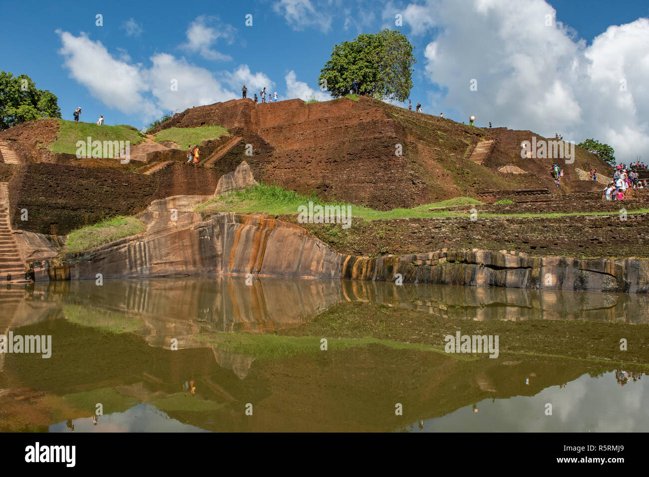 Royal Pool di balneazione sulla sommità della Rocca del Leone, Sigiriya, Sri Lanka Foto Stock