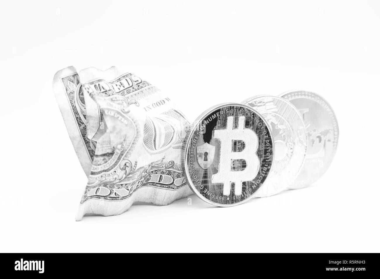 Crumpled sfocata dollar denaro e diversi background bitcoin come il concetto di problema e futuro Foto Stock