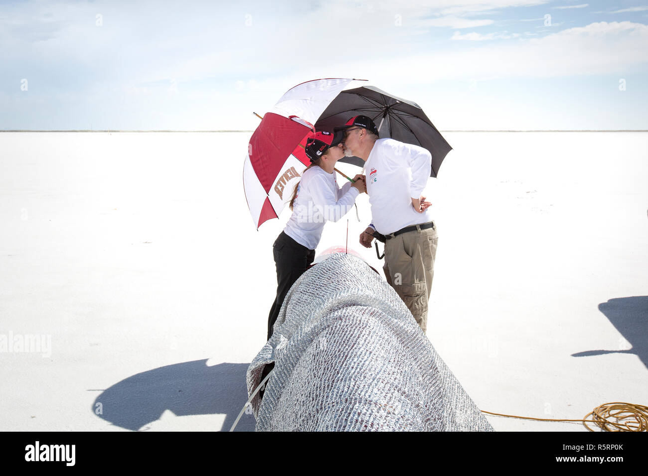 EVA e suo marito prima di una delle prove a tempo. Lo svedese Eva Håkansson è l'attivista sul clima più veloce del mondo. La sua motocicletta elettrica ha fatto 248 miglia all'ora alle Saline Flats di Bonneville Foto Stock