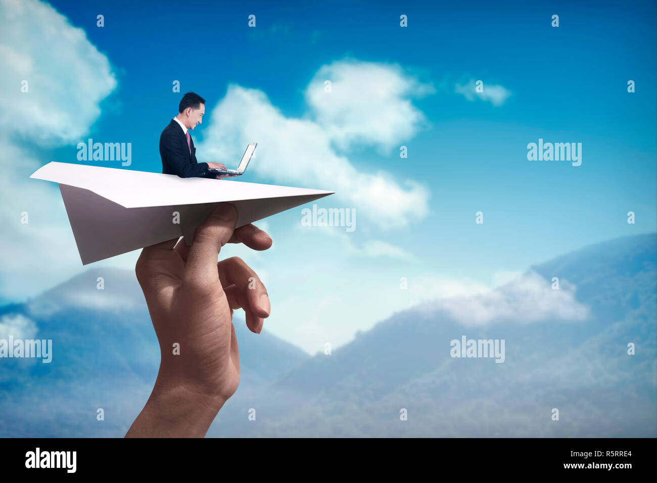 Business man digitando con computer portatile sul piano della carta Foto Stock