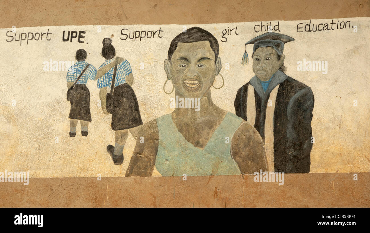 Supporto di segno l'istruzione primaria universale (UPE) e ragazza educazione nella scuola primaria, Bigodi, Uganda occidentale e Africa Foto Stock