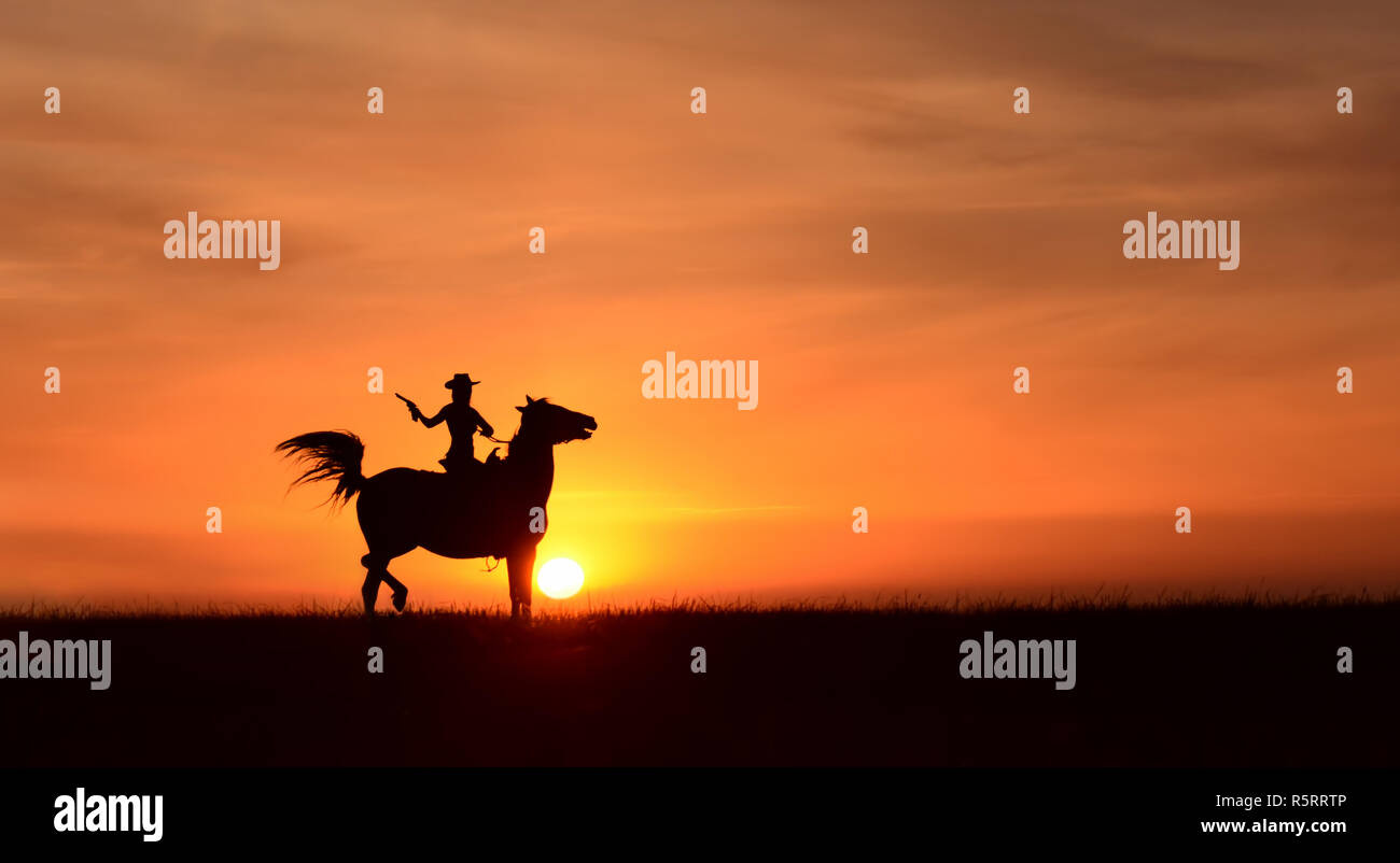 Сowboy shooter in sella ad un cavallo, silhouette in montagna. Riprese montate come film occidentali dello sfondo. Foto Stock