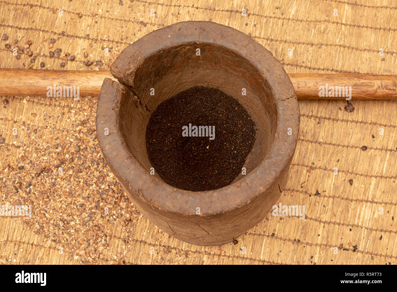 Caffè appena macinato nel mortaio di argilla, Bogodi, Uganda, Africa Foto Stock