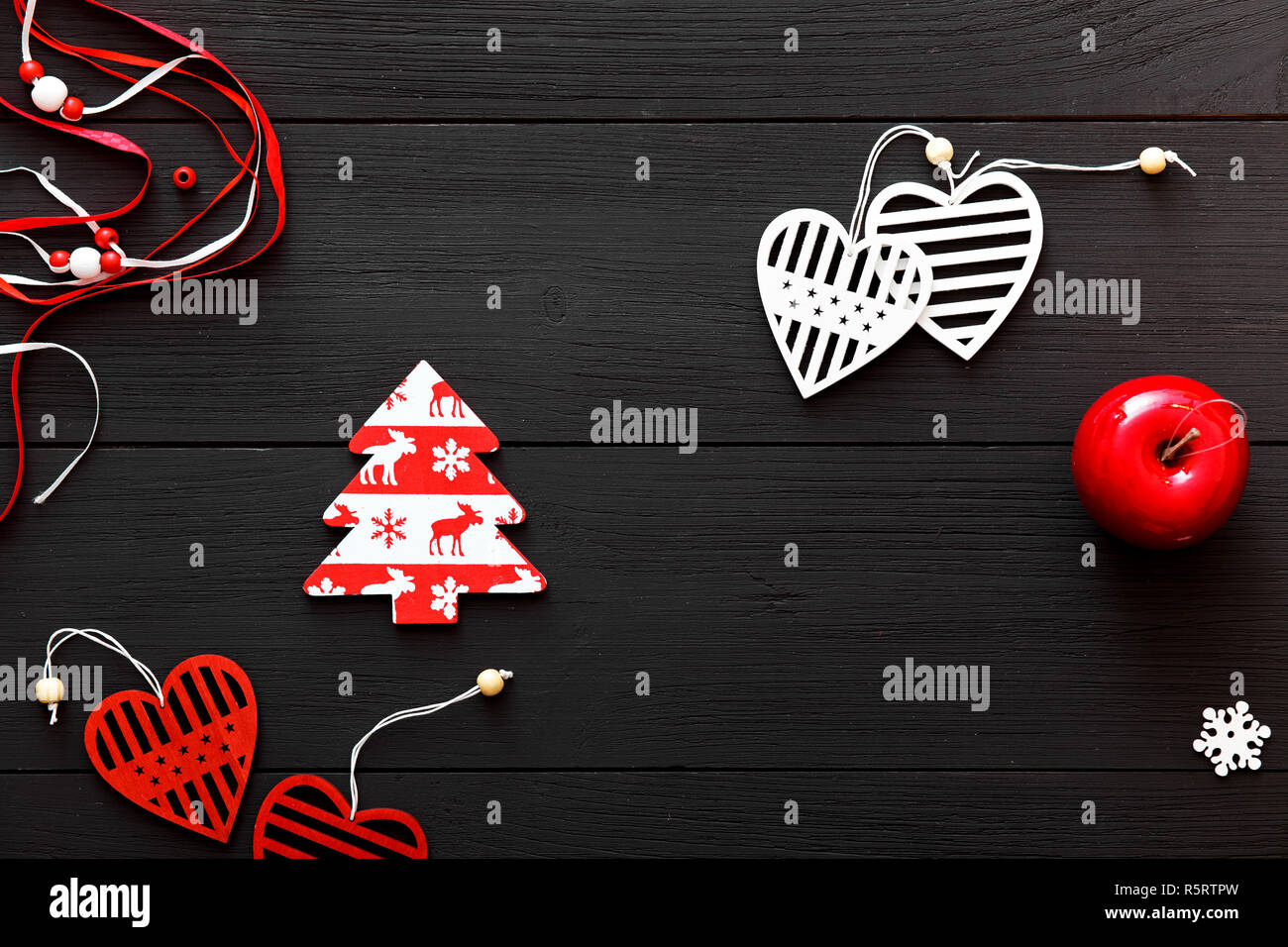 Decorazione di natale di colore rosso e bianco albero di Natale, cuori giocattoli, felice nuovo anno 2018 decorazione su legno nero tabella di sfondo, vacanze invernali celebratio Foto Stock