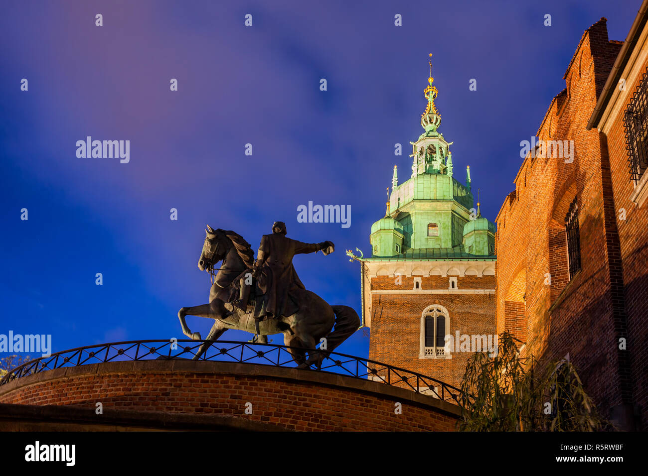 Tadeusz Kosciuszko Monumento al castello di Wawel di notte a Cracovia, Polonia, equestre statua in bronzo del polacco e American hero di indipendenza, lavoro da Foto Stock